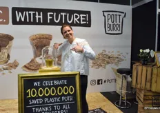 Antonia Cox van Pott Burri laat vol trots de 10 miljoenste recyclebare pot zien